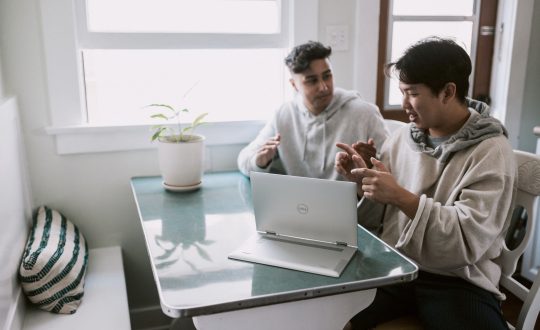 2 Men are sitting and talking