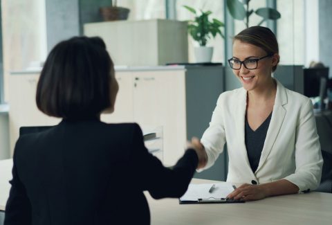 2 Woman are sitting and talking