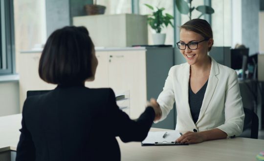 2 Woman are sitting and talking