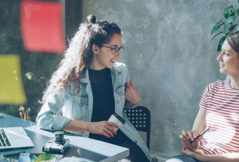 2 Woman are sitting and talking