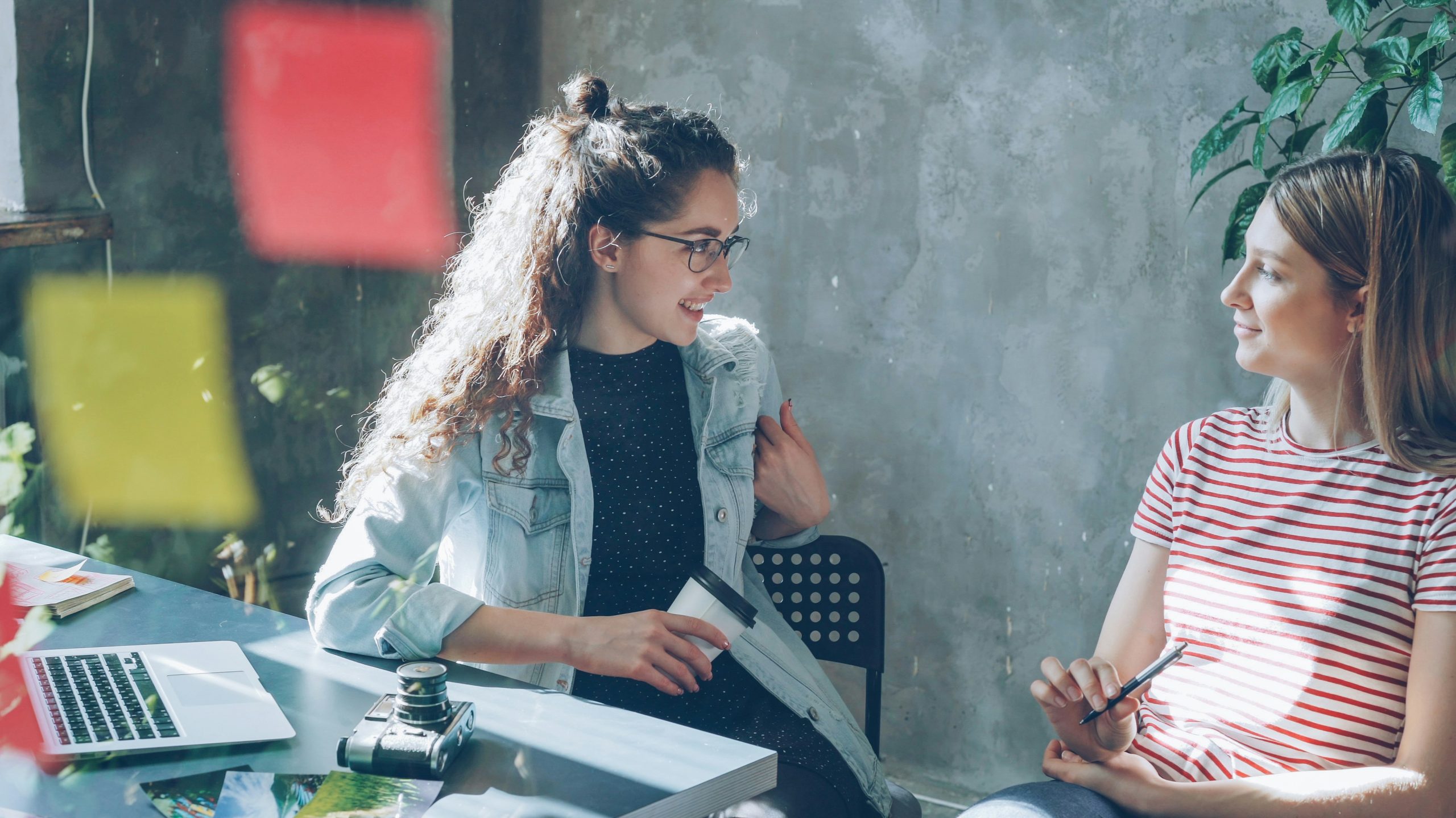 2 Woman are sitting and talking